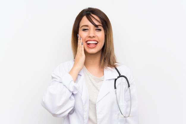 Mujer joven del doctor sobre aislada con sorpresa y la expresión facial chocada