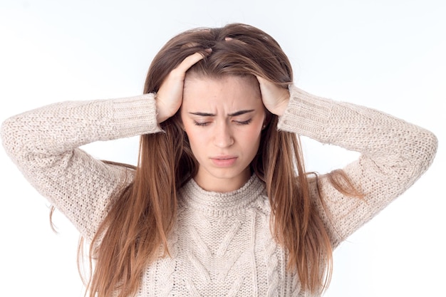 mujer joven, con, un, dolor de cabeza, aislado, blanco, plano de fondo