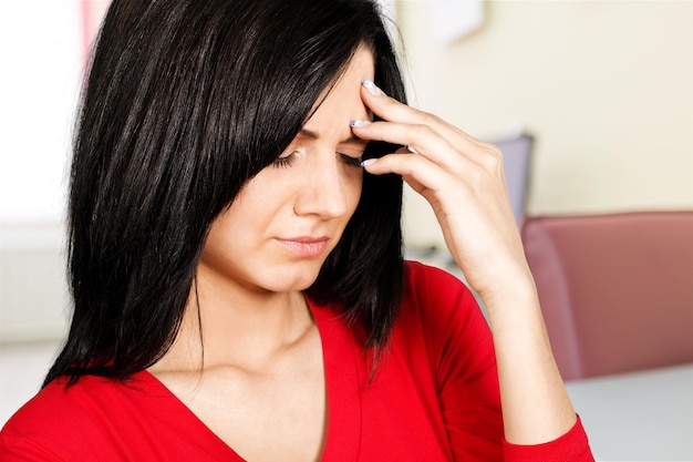 mujer joven, con, dolor de cabeza, primer plano, retrato