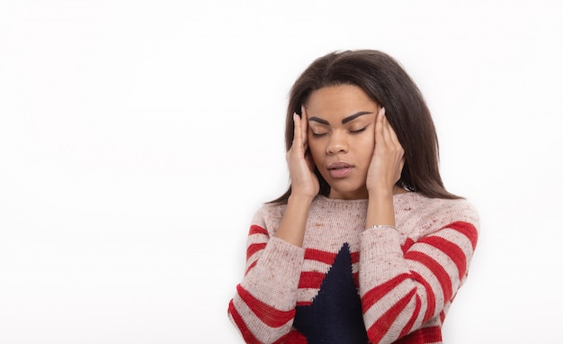 Mujer joven con dolor de cabeza