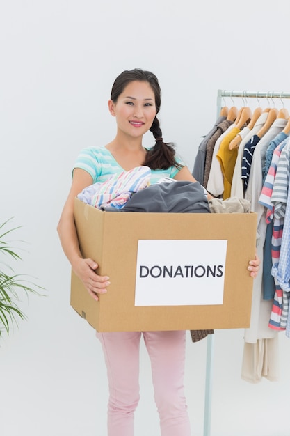 Mujer joven con donación de ropa