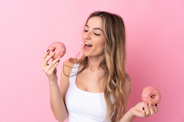 Mujer joven con donas con expresión feliz