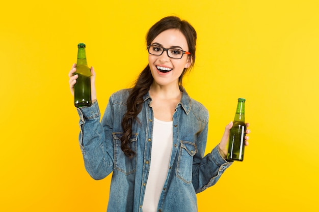 Mujer joven con dos botellas