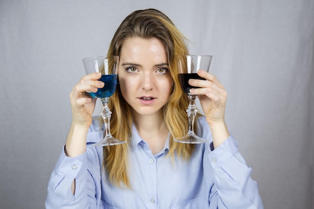 Mujer joven con dos copas de vino