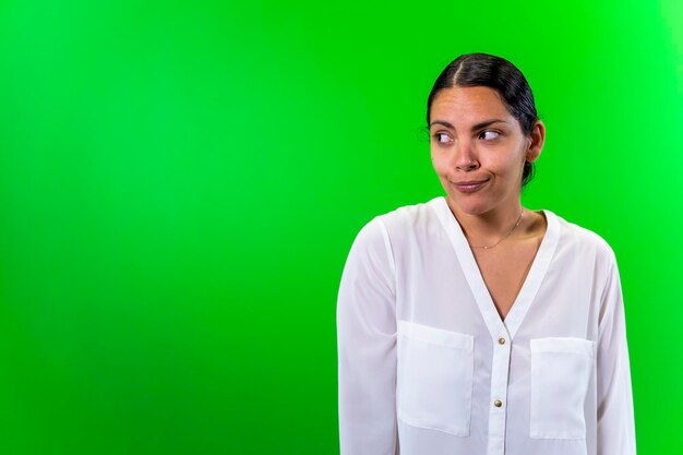 Mujer joven dudosa fondo verde