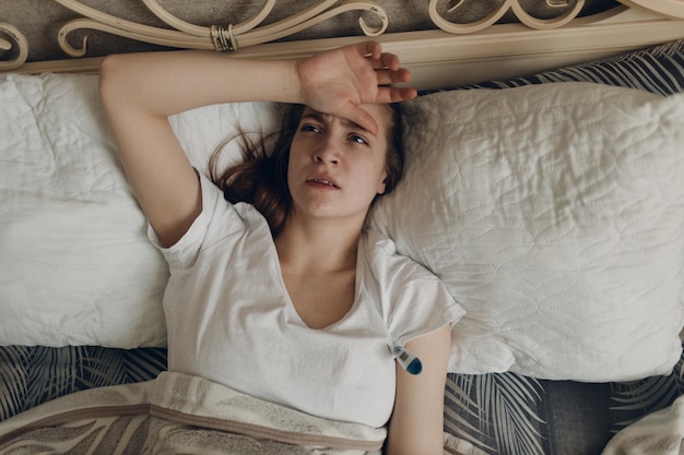 Foto mujer joven durmiendo en la cama en casa