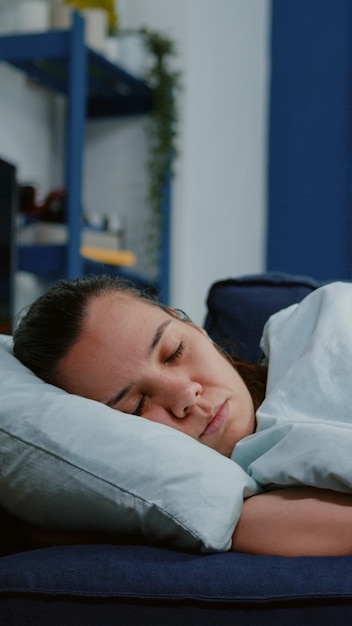 Foto mujer joven durmiendo en la cama en casa