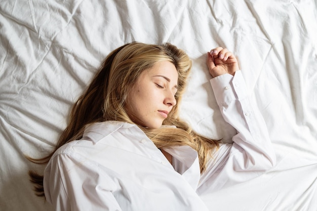 Foto mujer joven durmiendo en la cama en casa