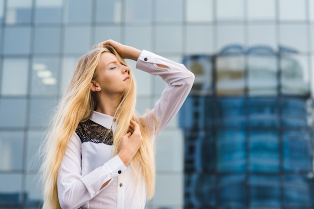 Mujer joven en el edificio de cristal