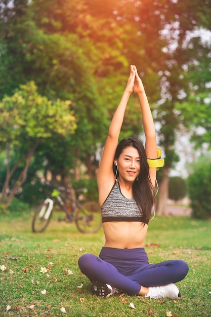 mujer joven, ejercicio en fondo gardent