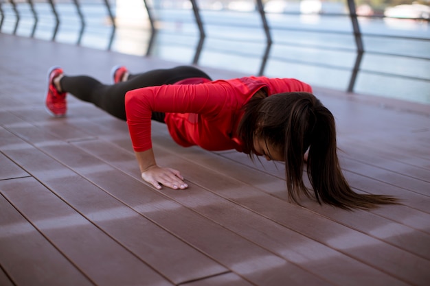 Foto mujer joven ejercicios en el paseo después de correr