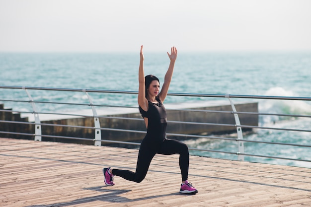 Mujer joven, ejercitar, aire libre