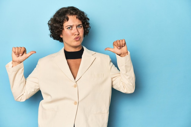 Foto mujer joven en elegante blazer blanco se siente orgullosa y segura de sí misma ejemplo a seguir