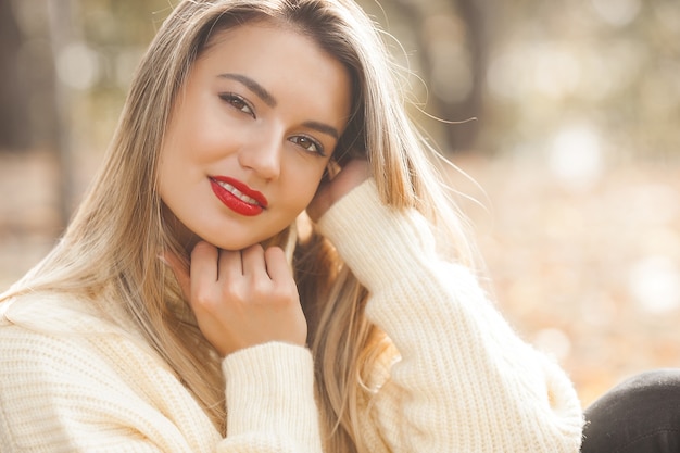 Mujer joven, en, elegante, suéter