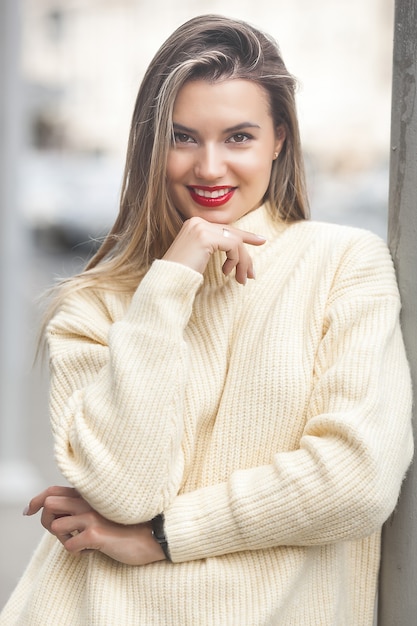 Mujer joven, en, elegante, suéter