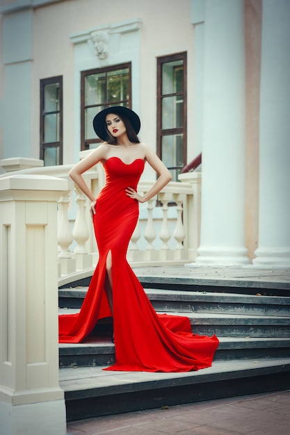 Mujer joven en un elegante vestido posando