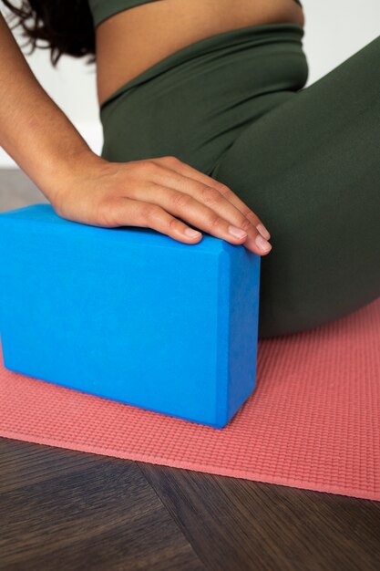 Foto mujer joven con elementos esenciales de yoga