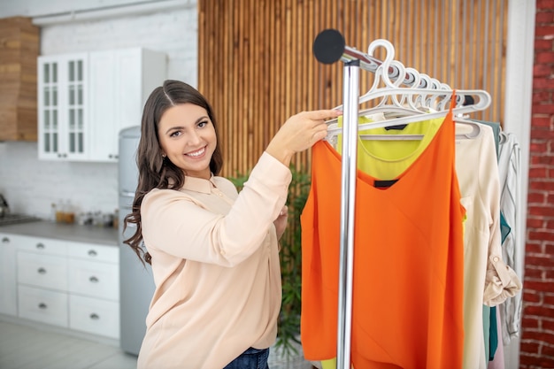 Mujer joven eligiendo una camiseta nueva