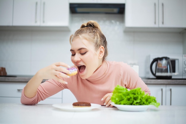 Mujer joven eligiendo entre frutas y dulces