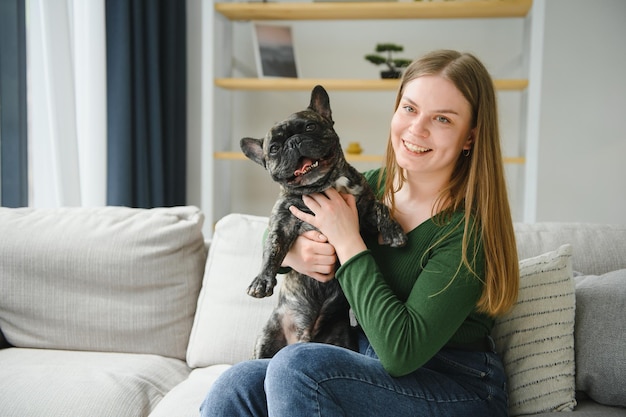 mujer joven, con, ella, perro, en casa, encantador, mascota