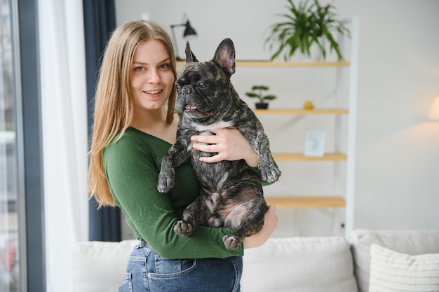 mujer joven, con, ella, perro, en casa, encantador, mascota