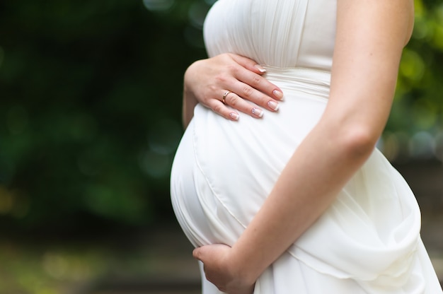 Mujer joven embarazada al aire libre