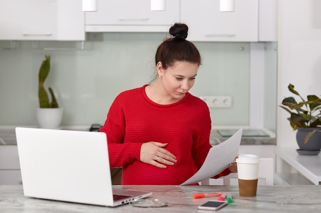 Mujer joven embarazada inspirada propia empresa comercial