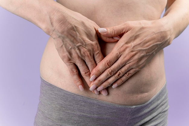 Mujer joven embarazada que sufre de dolor abdominal.