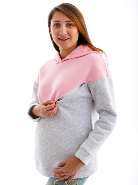 mujer joven embarazada sobre un fondo blanco