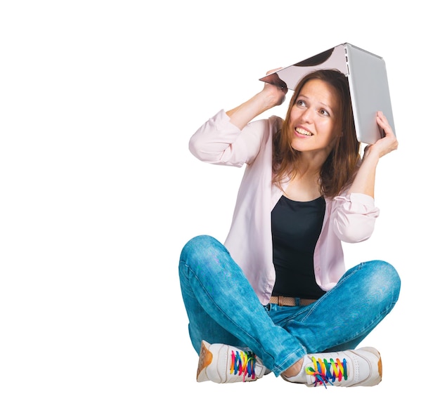 Mujer joven emoción con ordenador portátil sobre fondo blanco aislado