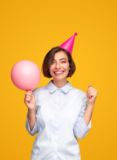 Mujer joven emocionada celebrando la fiesta