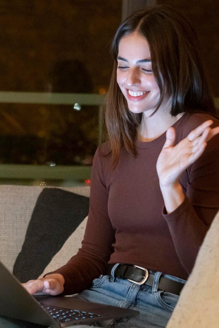 Foto mujer joven emocionada se divierten y sorpresa expresión usando portátil por la noche en la tarde de las redes sociales actividad de citas una mujer milenaria uso de la computadora sentado en el sofá en el apartamento de casa interior estilo de vida