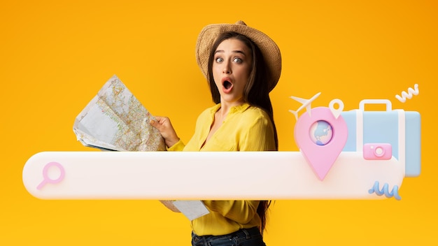 Foto mujer joven emocionada en vacaciones de planificación casual sosteniendo collage de mapas