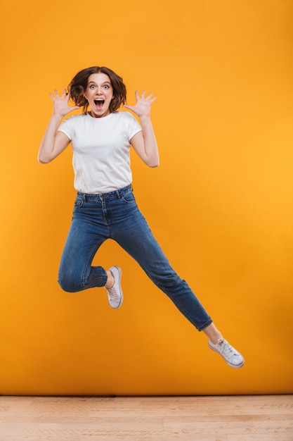 Foto mujer joven emocional saltando aislado