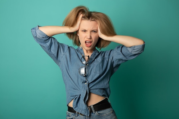 mujer joven emocional sobre fondo azul