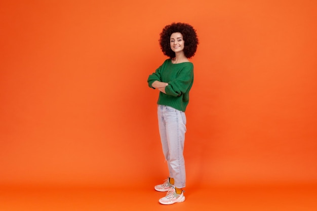 Mujer joven emocional sobre fondo naranja