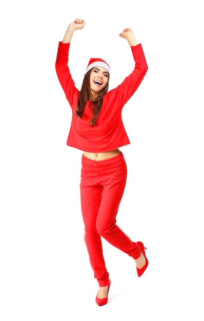 Mujer joven emocional con sombrero de Santa Claus sobre fondo blanco.