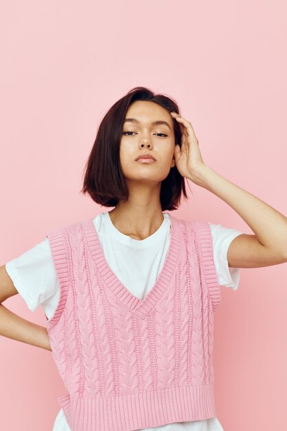 Mujer joven emociones posando chaleco rosa moda estilo de vida inalterado