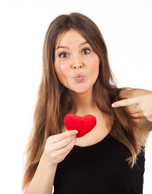 Mujer joven enamorada de un corazón en la mano