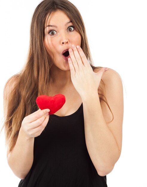 Mujer joven enamorada de un corazón en la mano