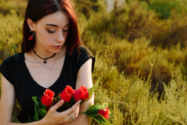 Mujer joven enamorada, con rosas en brazos. día de San Valentín