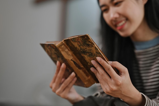 Mujer joven encantadora leyendo un libro en casa Aficiones vida doméstica y concepto de estilo de vida