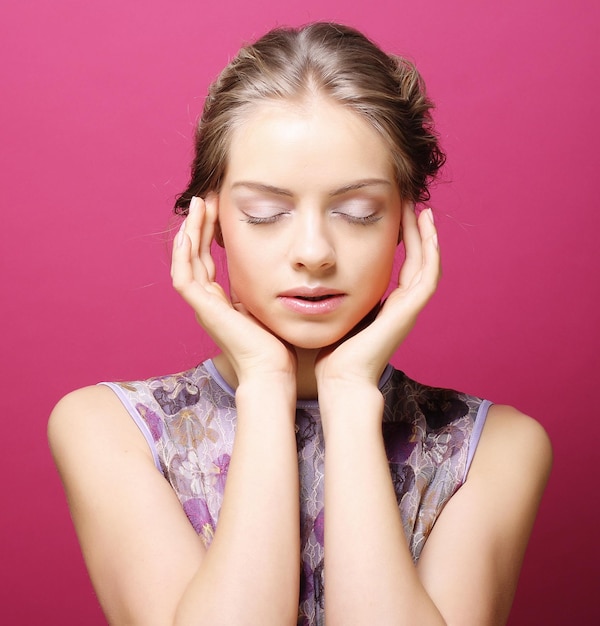 mujer joven, encima, fondo rosa