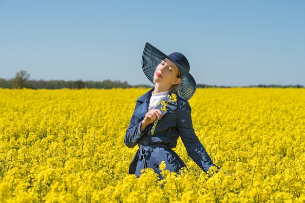 Mujer joven se encuentra en un campo amarillo