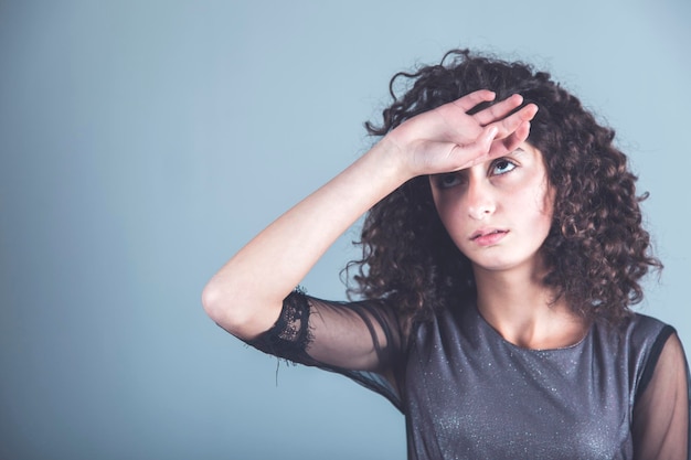 Mujer joven enferma con la mano al frente