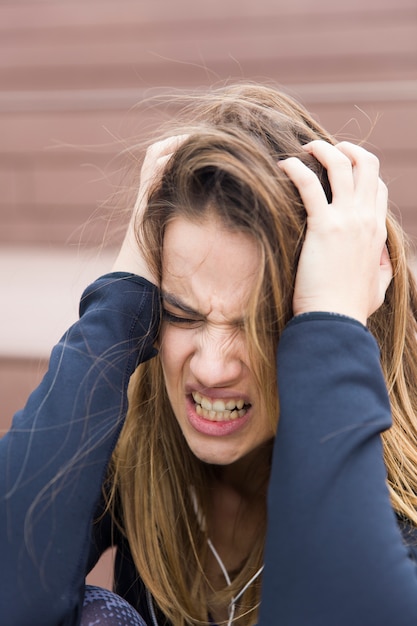 Foto mujer joven enojada en al aire libre