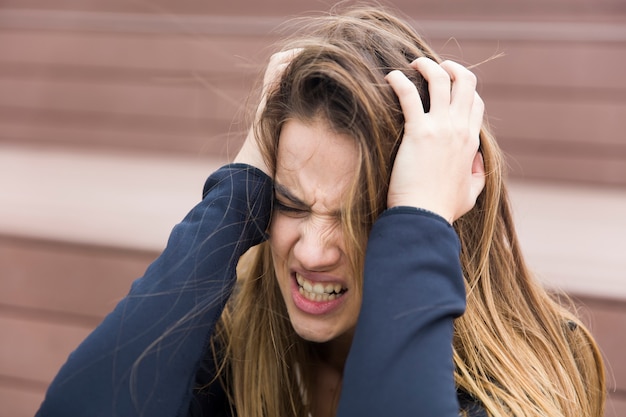 Foto mujer joven enojada en al aire libre