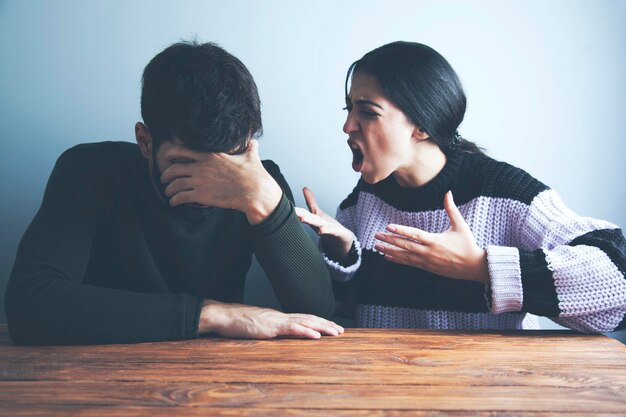 Mujer joven enojada discutiendo con el hombre