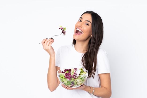 Foto mujer joven con ensalada en blanco