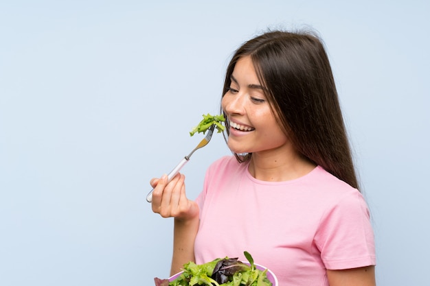 Mujer joven con ensalada